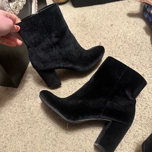 Like new worn once , black heels size 6 1/2